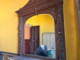 un miroir accroché au mur au-dessus de la cheminée d'une pièce