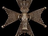 une croix en argent surmontée d'une couronne