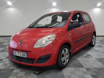 la photo d'une voiture rouge garée sur un sol en damier