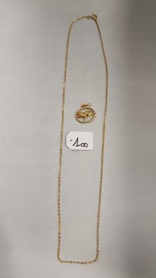 gros plan sur un collier en or portant une étiquette