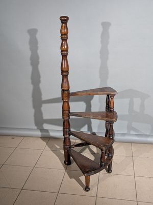 une chaise en bois posée sur un sol carrelé