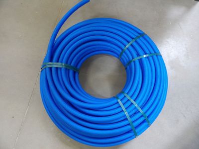 un gros plan d'un tuyau bleu posé sur le sol