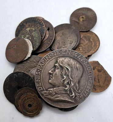 gros plan d'une pile de pièces de monnaie sur une surface blanche