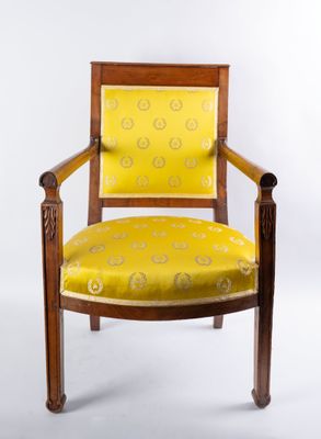 une image représentant une chaise dont l'assise est recouverte d'un tissu jaune