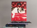 plusieurs livres empilés sur une table