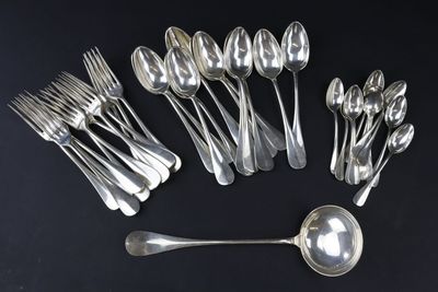 beaucoup de cuillères en argent et de cuillères sur la table