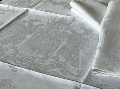 une nappe blanche avec un motif