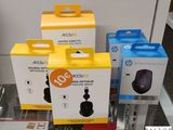 plusieurs boîtes contenant des gadgets électroniques posées sur une table en verre dans un magasin