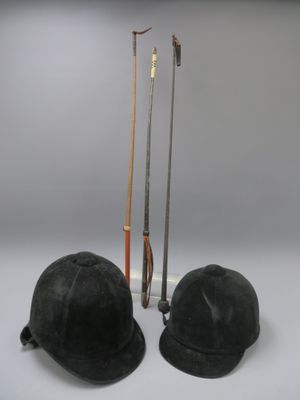 Ensemble de deux bombes d'équitation et trois cravaches (manques, usur