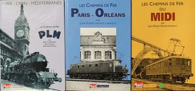 trois livres posés sur une table, avec une tour horloge en arrière-plan