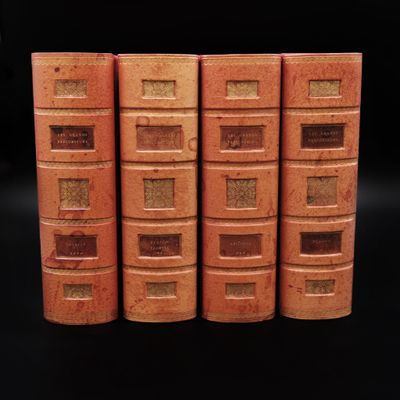 cinq livres sont empilés les uns sur les autres sur une surface noire