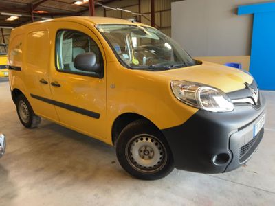 La camionnette jaune est garée dans le garage de l'immeuble.