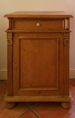 Confiturier en bois cérusé. Travail moderne H. 94 cm - L. 70…