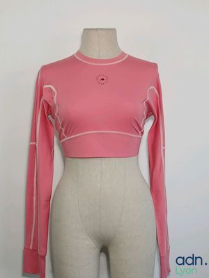 haut rose à manches longues orné de petits pois blancs, présenté sur un mannequin, un mannequin, un mannequin, un mannequin, un mannequin, un mannequin, un mannequin