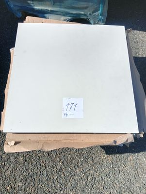 une boîte en carton sur laquelle est posé un morceau de papier