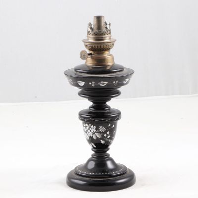 Lampe à pétrole en opaline noire à décor émaillée de fleurs …