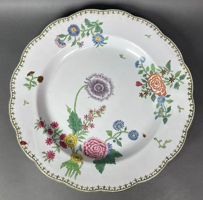 une assiette blanche avec un motif floral