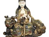 statue représentant une femme assise sur un dragon, une épée à la main