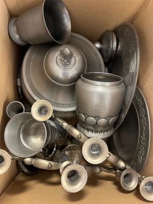 une boîte en carton remplie d'argenterie et d'objets en argent