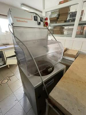 a machine that is sitting on a counter in a kitchen