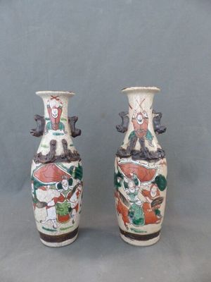 deux vases ornés de motifs asiatiques sur fond gris