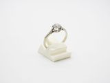 gros plan d'une bague en diamant sur une surface blanche