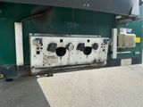 un gros plan sur la porte avant d'un camion, très rouillée