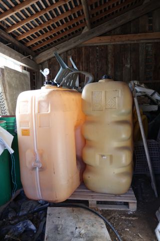 Deux cuves plastiques
