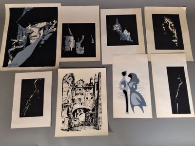 beaucoup de photos accrochées au mur au-dessus du lit