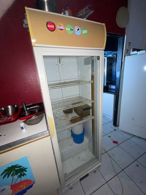 un réfrigérateur vide dans une cuisine aux murs rouges