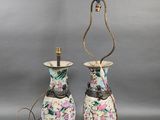 paire de lampes en forme de vases chinois ornées de motifs floraux sur fond gris