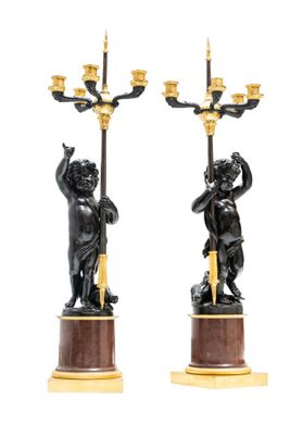 paire de bougeoirs noirs et dorés ornés de chérubins, sur socles