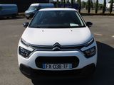 une voiture blanche garée dans un parking