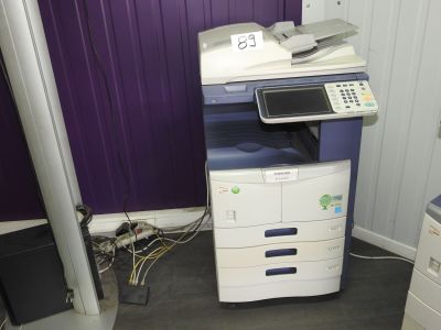 une imprimante multifonction dans une pièce dont le mur est violet
