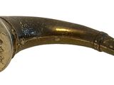 une vieille pipe en laiton avec une poignée en métal sur fond blanc