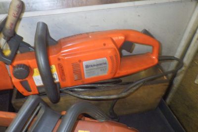 a chainsaw that is sitting on the floor next to a tool