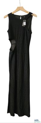 robe noire sans manches avec des poches, suspendue à un cintre sur fond blanc