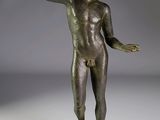 une image représentant une statue en bronze d'un homme tendant la main
