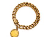 un bracelet en chaîne d'or orné d'une breloque en forme de pièce de monnaie