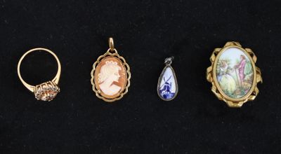 un lot de cinq bagues et une bague ornée d'une image représentant une femme