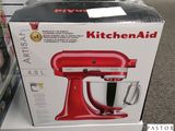 un robot de cuisine KitchenAid rouge exposé dans un magasin