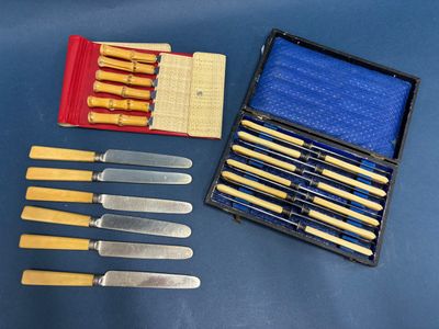 cinq couteaux dans un étui et un ensemble de couteaux dans un étui