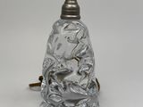 une image représentant une lampe en verre argenté avec un pied en métal