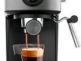 gros plan d'une machine à café sur fond blanc