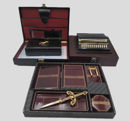 Nécessaire de bureau, boîte a jeux et divers 