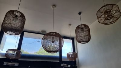 7 lustres à 1 bras de lumière en osier.