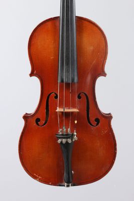 gros plan d'un violon avec un archet sur fond blanc