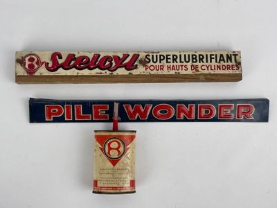 deux panneaux accrochés au mur