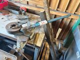 une image d'un établi avec des outils dessus