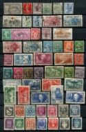 une vaste collection de timbres anciens sur fond noir